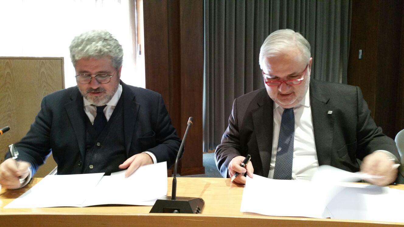 El presidente de la Agencia para la Calidad del Sistema Universitario de Cataluña (AQU), Josep Joan Moreso, y el rector de la UOC, Josep A. Planell, firmando el convenio.