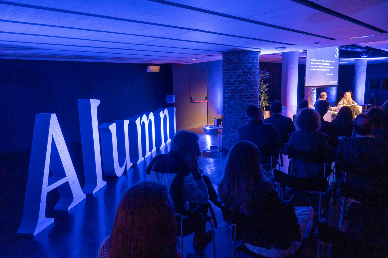 Alumnis gaudint de l'accés exclusiu al Career Center ia la borsa de treball de la UOC, ofertes de feina, recursos d'ocupabilitat i esdeveniments sobre creixement professional i mercat laboral.