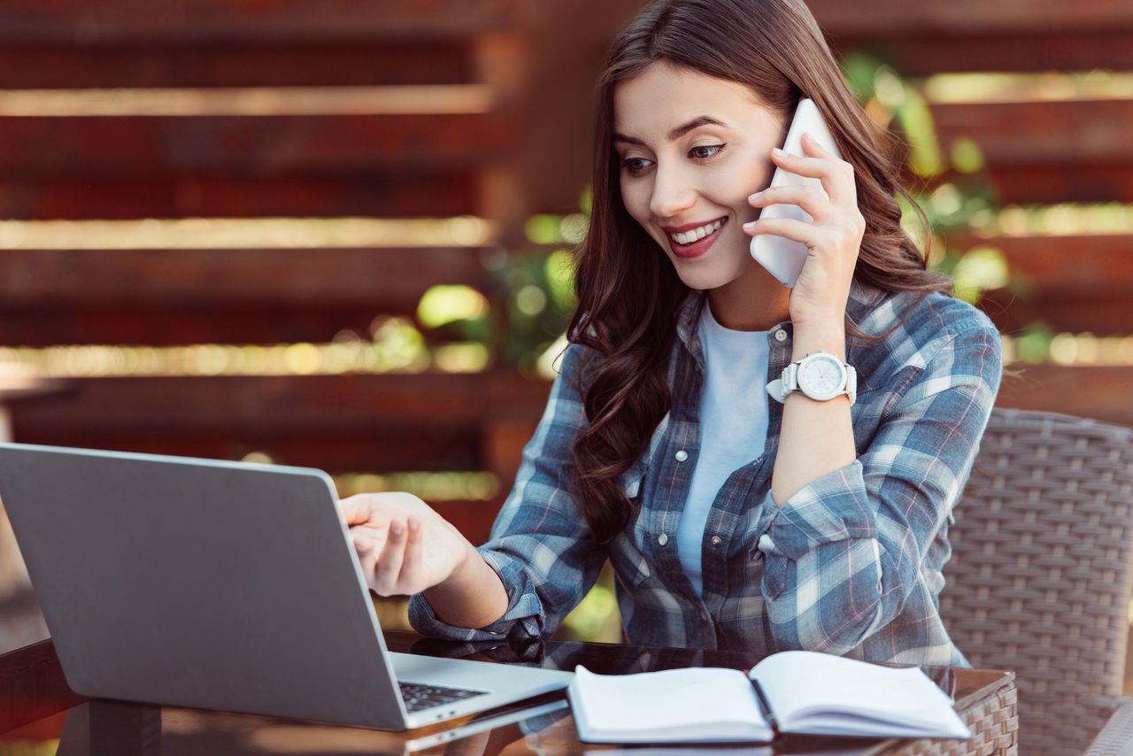 Descuentos UOC Alumni para seguir formándote y crecer profesionalmente; también becas y ayudas y precios especiales en matrícula anticipada en másteres, posgrados, grados, idiomas.