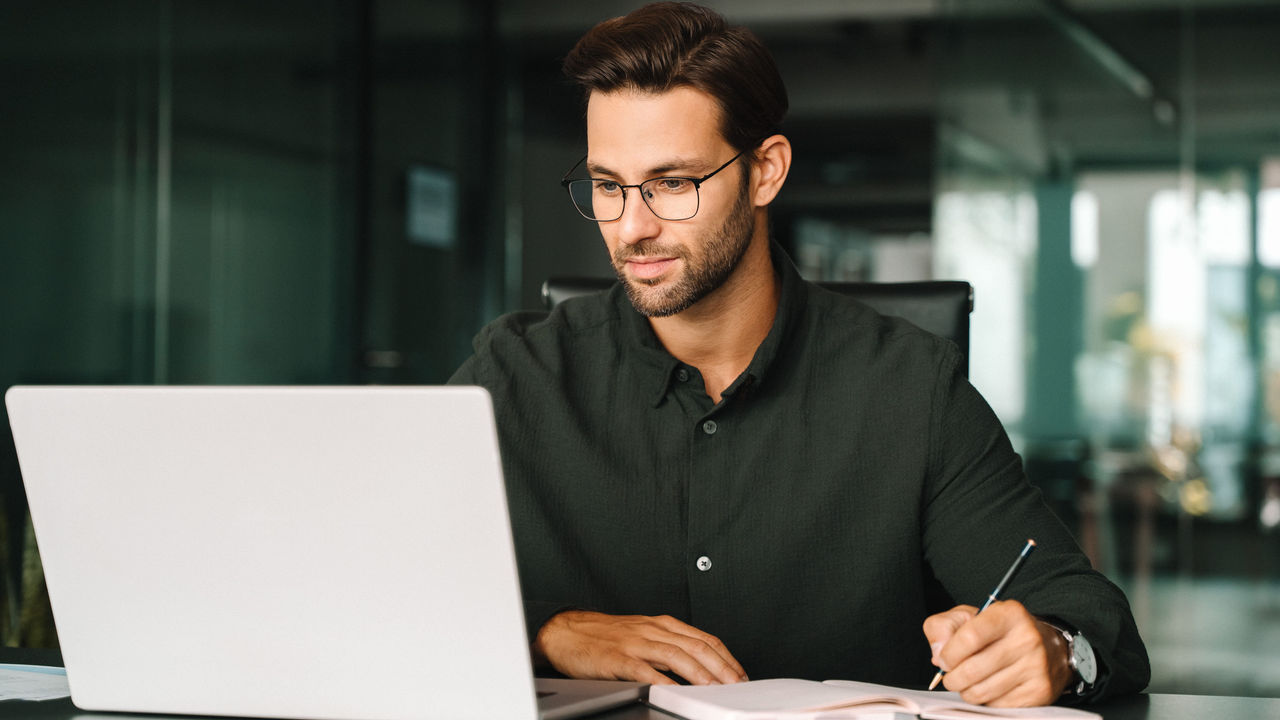 Professional realitzant formació en línia per a empreses mitjançant programes especialitzats de desenvolupament professional i upskilling.