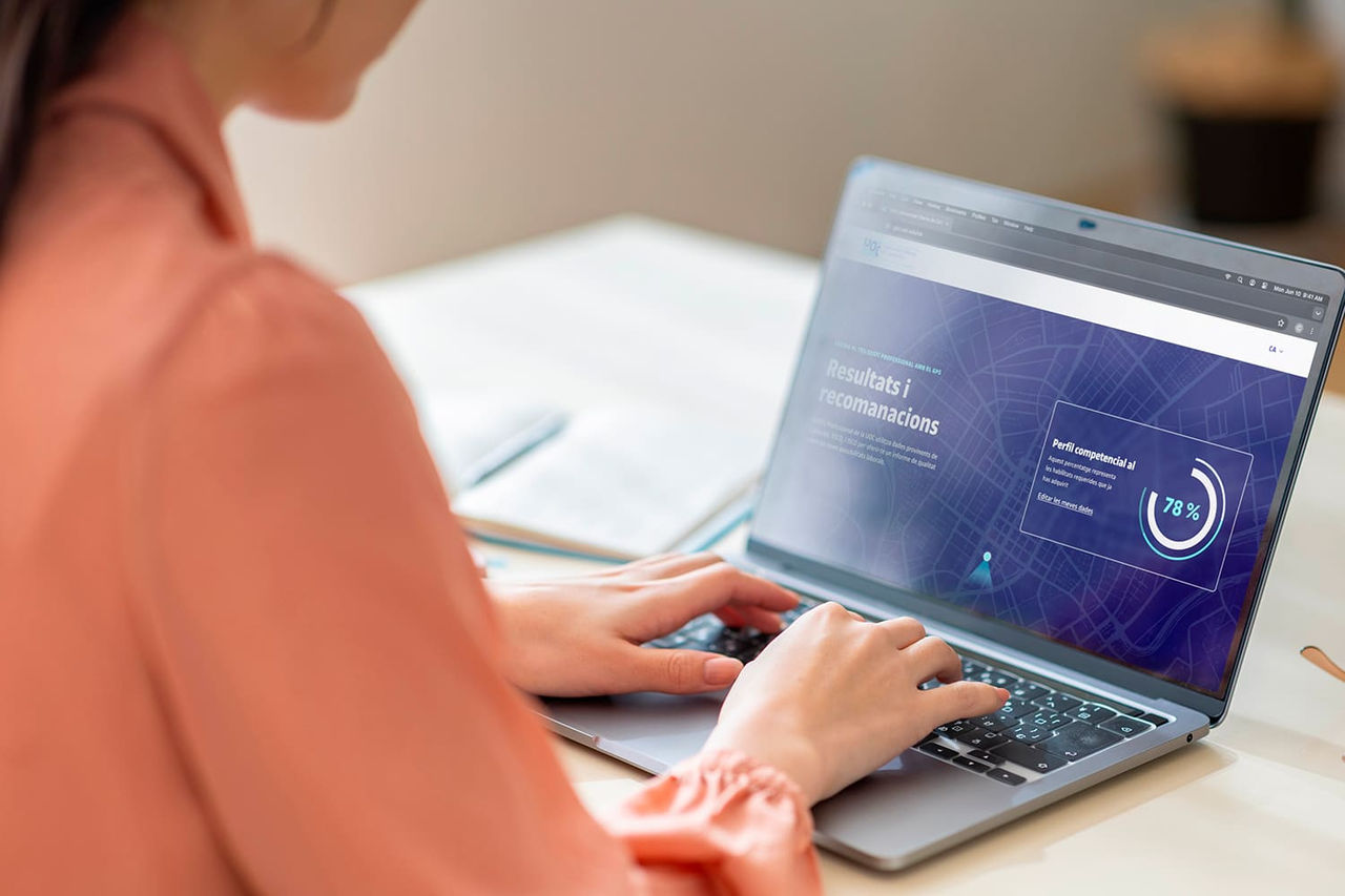 Dona utilitzant el GPS Professional des d'un ordinador portàtil