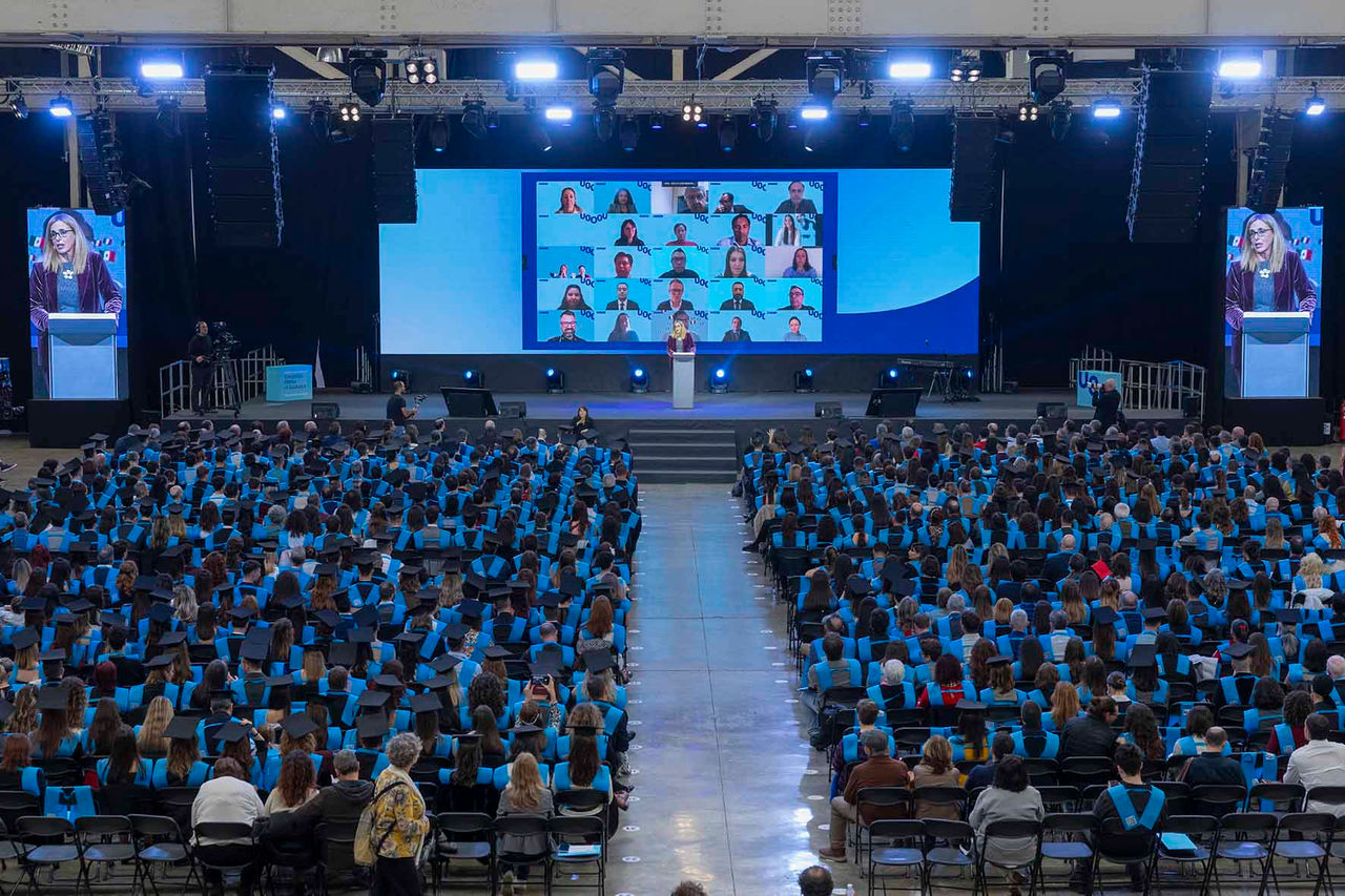 Noia jove estudia amb un portàtil asseguda tranquil·lament en una escala