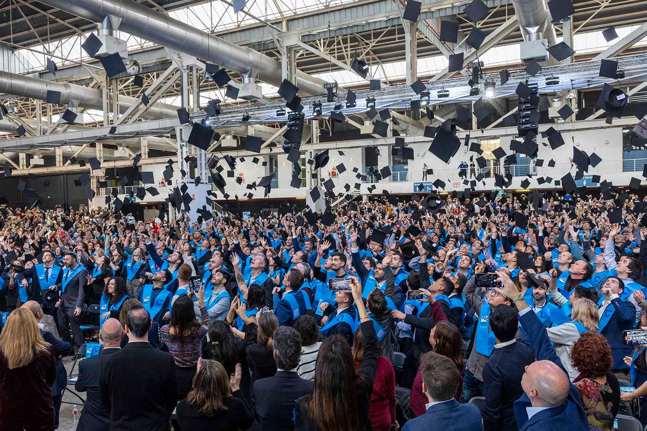 Noia jove estudia amb un portàtil asseguda tranquil·lament en una escala