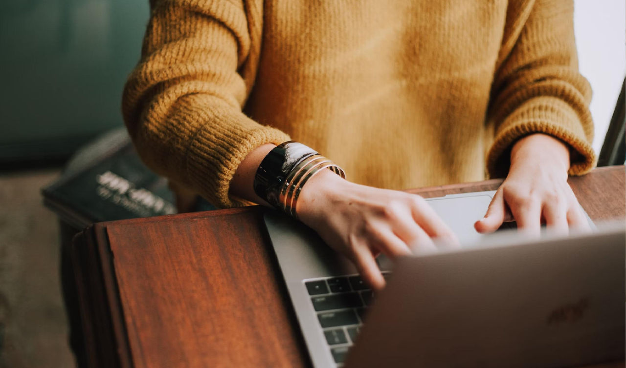 alguien buscando en ul ordenador