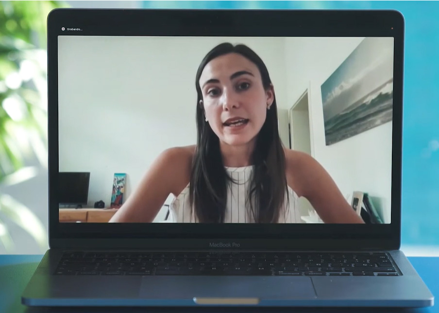 Noi treballant amb un telèfon