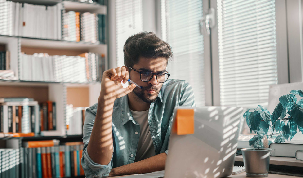 Noi treballant amb un telèfon