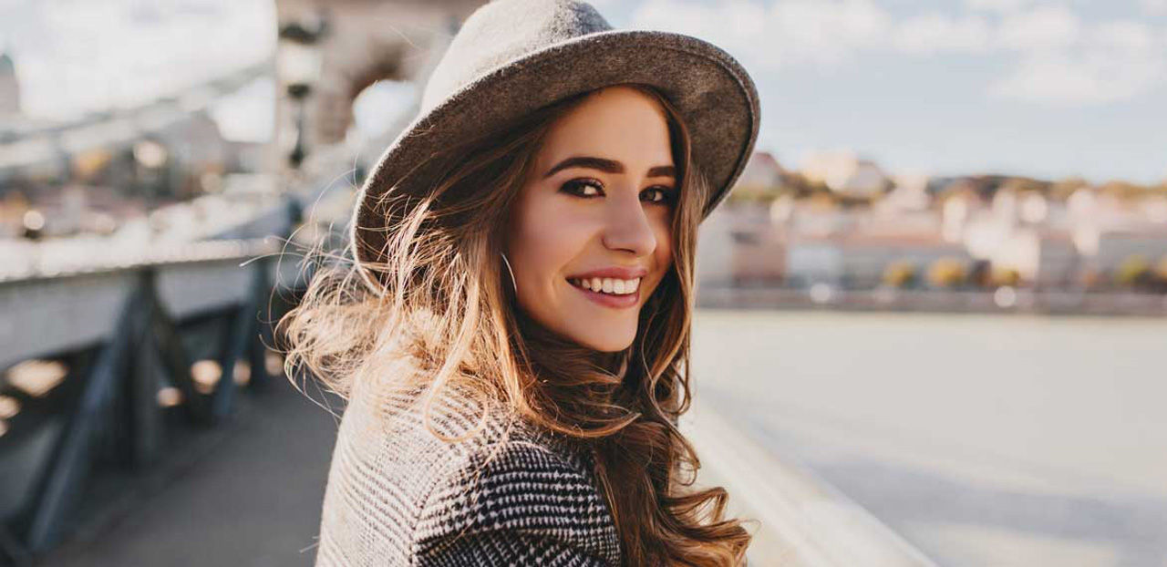 chica mirando desde un puente