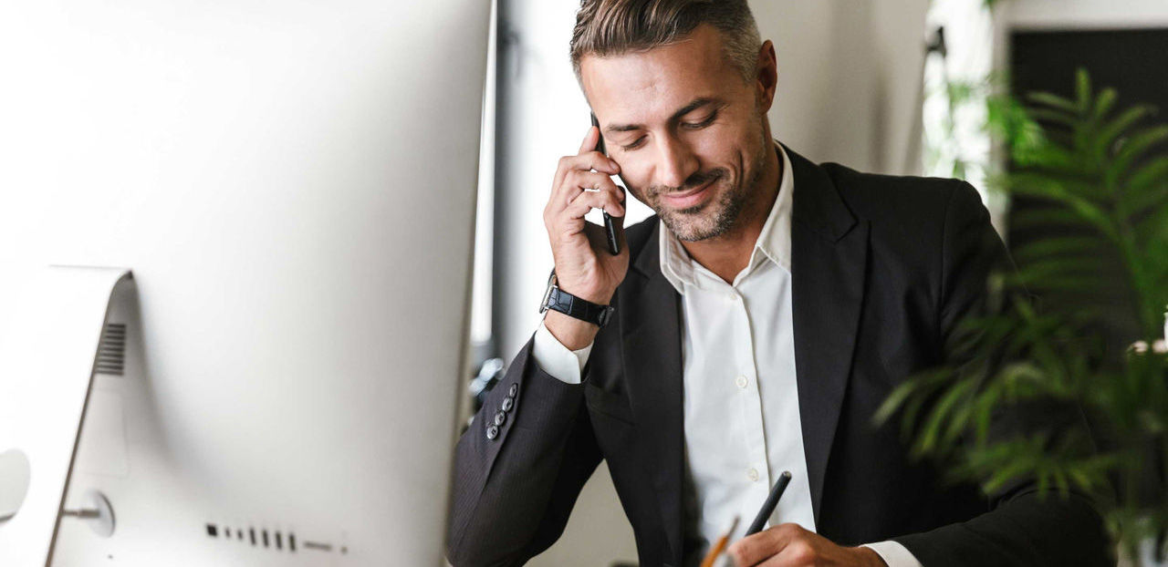 hombre hablando por teléfono