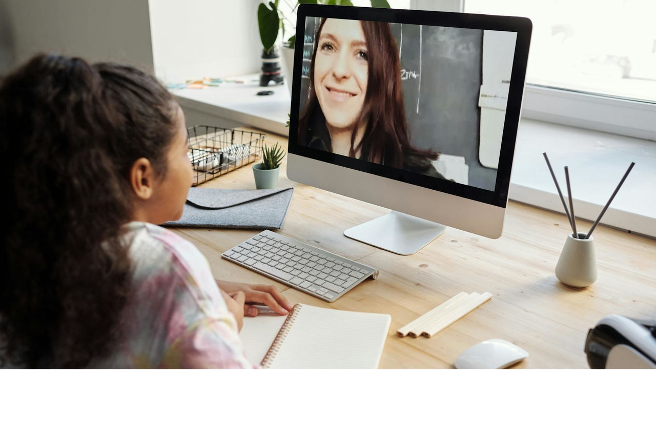 professora i nena a una classe en línia