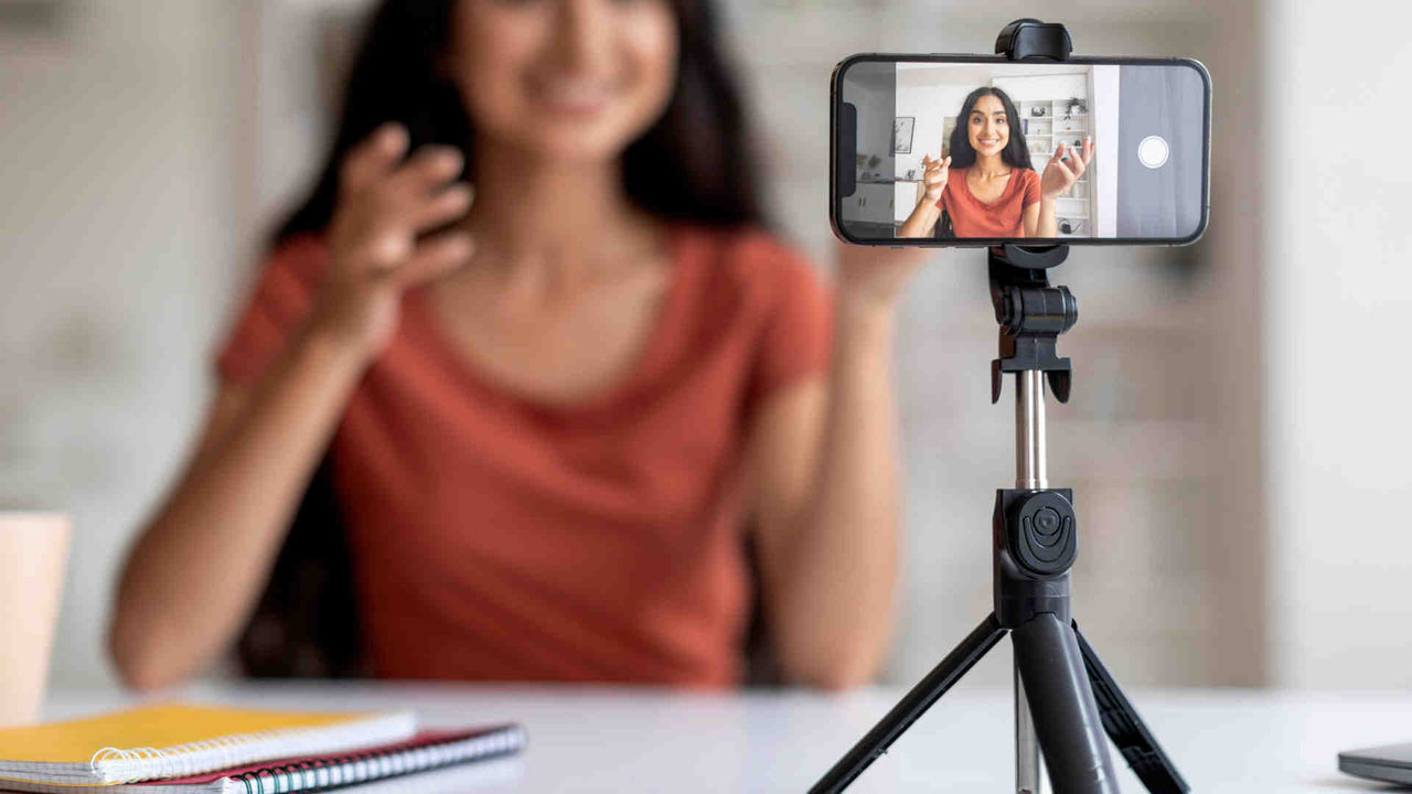 Jove gravant un vídeo selfie des del mòbil