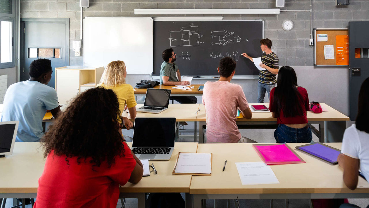 professor explicant a l'àula
