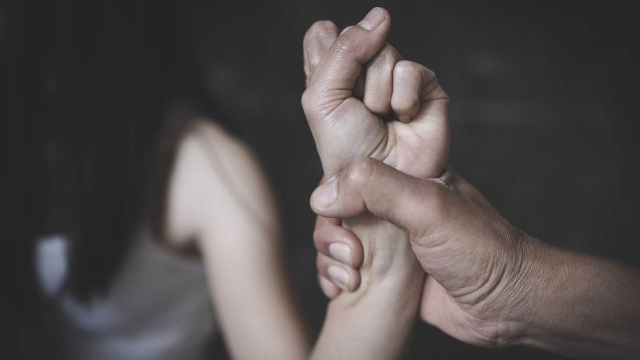 persona agafant una altra amb força