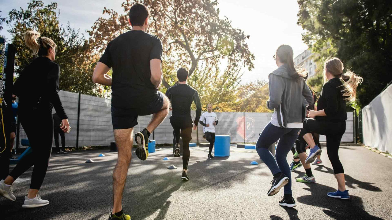 gent entrenant al carrer
