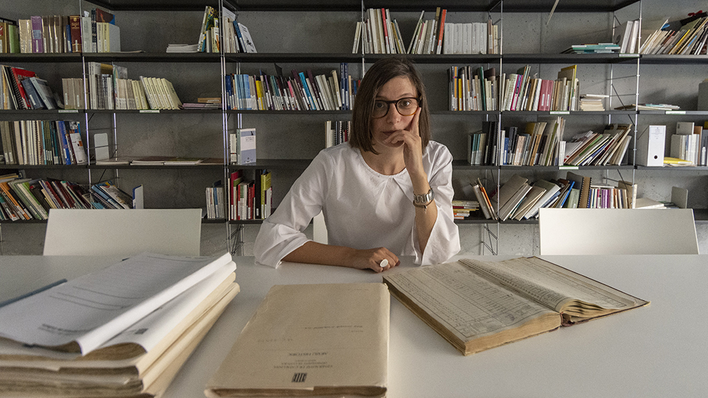La investigadora de los Estudios de Artes y Humanidades, Joana Maria Pujadas, reivindica la función social de la historia i pone el acento en la perspectiva de género. (Foto: Manu Mitru)