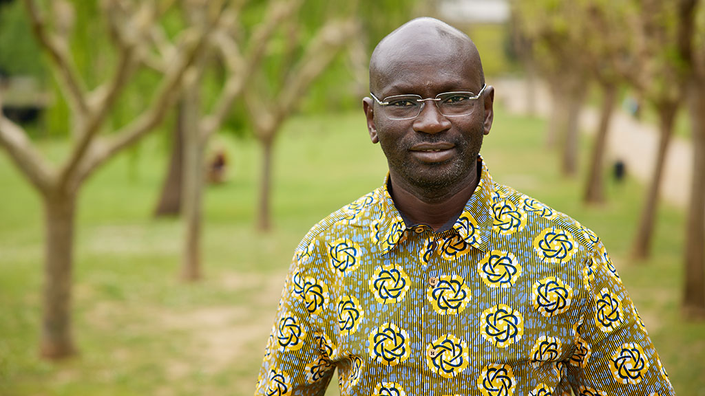 Fall acompanya persones migrants perquè, com ell, puguin continuar estudis superiors i trobar una feina qualificada.