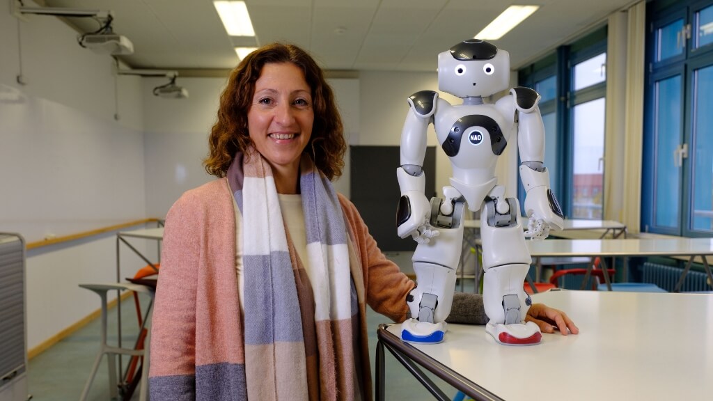 La profesora Ilona Buchem investiga la aplicación de los robots humanoides como asistentes de enseñanza y aprendizaje en el contexto de la educación.