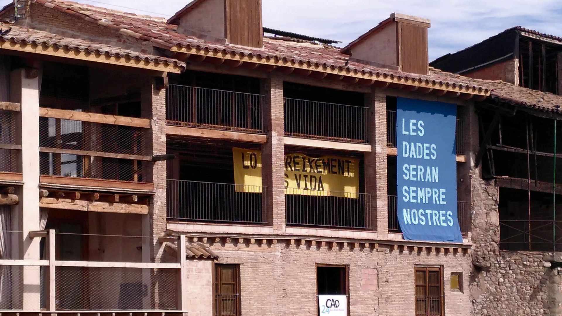 Banderas creadas durante el Cicle d'Arts Digitals de Vic (2024). Foto: Joan Soler-Adillon.