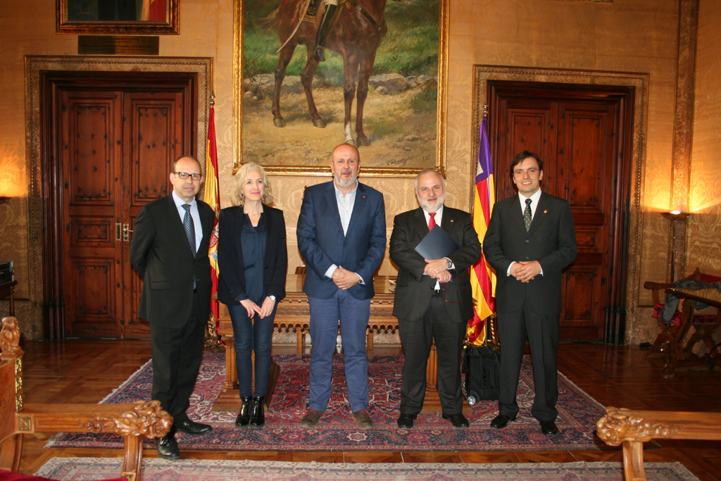 La primera reunió ha estat amb el president del Consell de Mallorca, Miquel Ensenyat (al centre de la imatge).<br />Foto: Consell de Mallorca