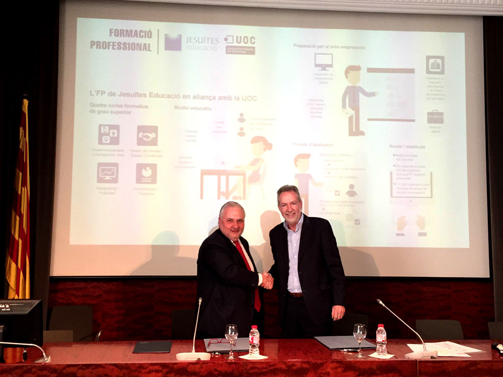 Xavier Aragay, director general de Jesuitas Educación, y el rector de la UOC, Josep A. Planell, firman el convenio para ofrecer FP online.