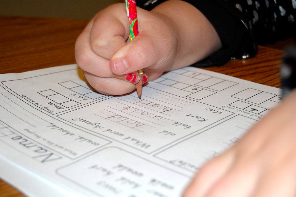 Els alumnes espanyols de 15 anys dediquen 6,5 hores a la setmana a fer deures a casa; són 2,5 hores més que les 4 que recomana l'OCDE.<br />Foto: Catherine (CC)