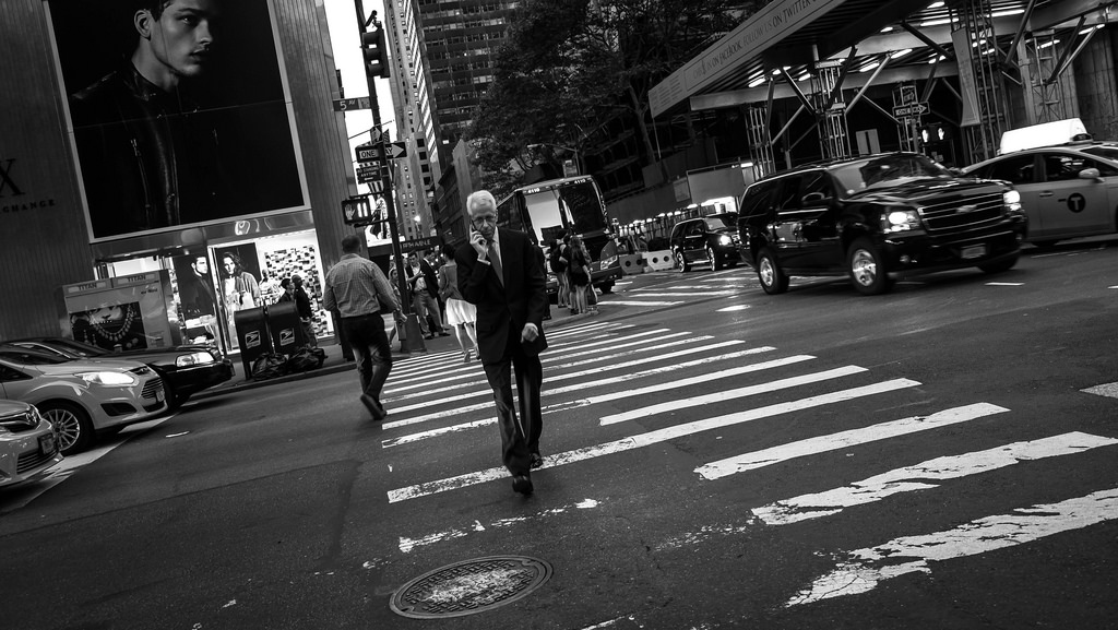 Expertos de la UOC apuestan por no segregar el espacio público según usos y apuntan las tecnologías de vestir (<em>wearables</em>) como solución para aligerar riesgos e incidentes a raíz del fenómeno Pokémon Go.<br />Foto: Flickr / Theodore Lee (CC)