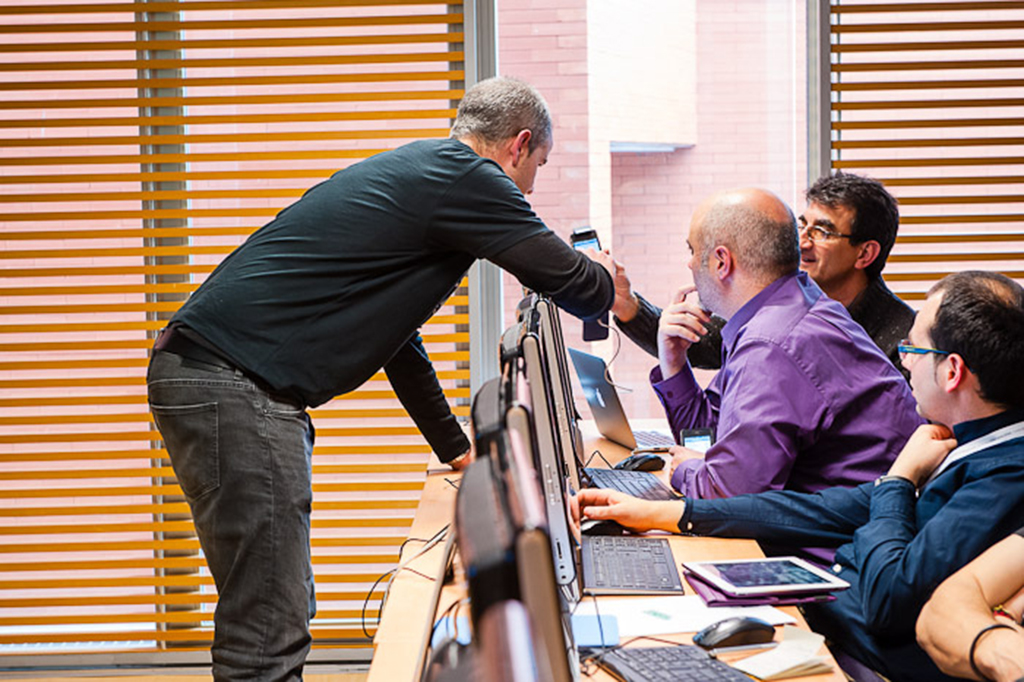 Cada cop hi ha més docents que utilitzen el potencial que ofereix internet i les xarxes socials per a formar-se.<br />Foto: Flickr (CC)