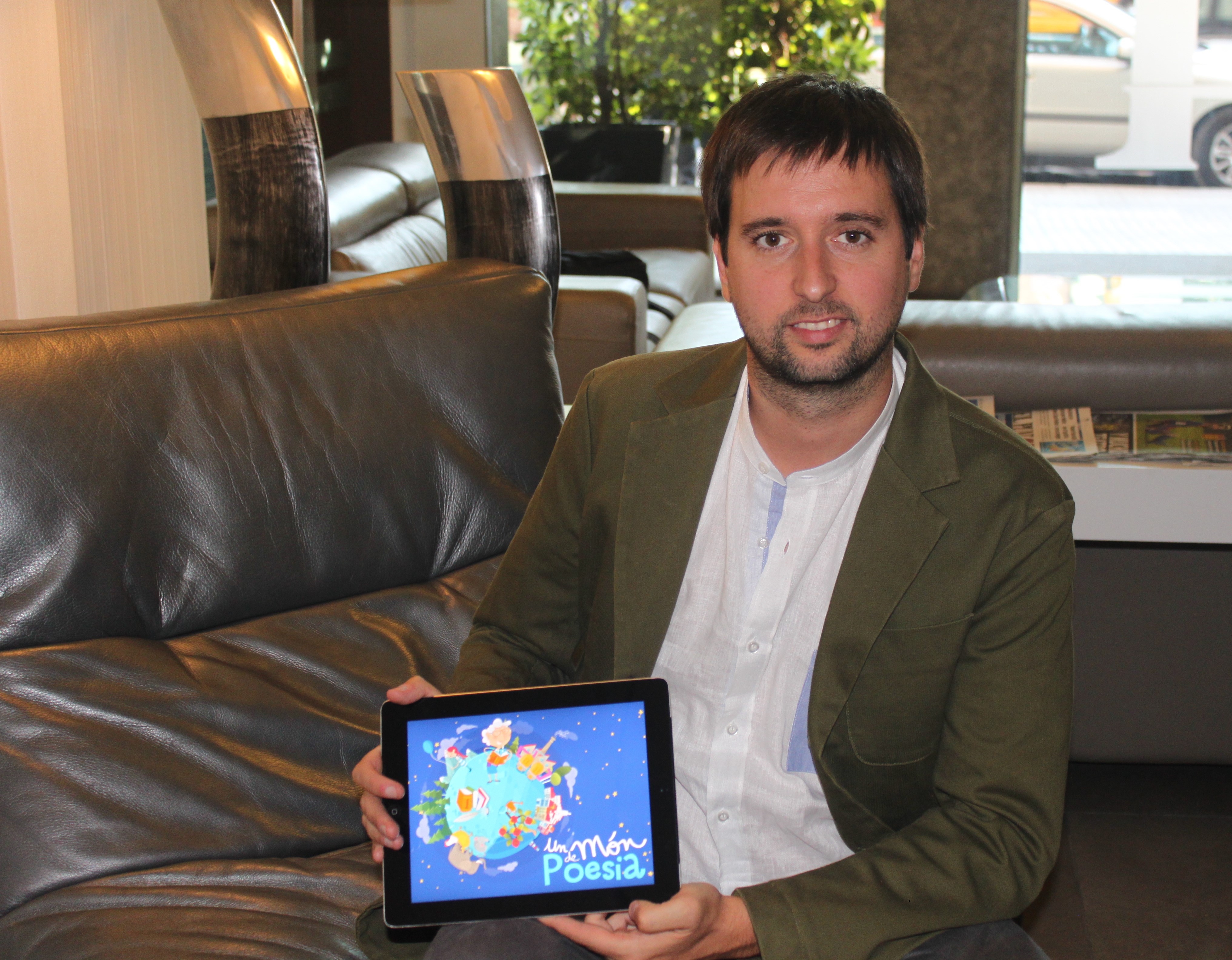 El nét de la poetessa rep el guardó en el marc dels Premis Literaris de Girona.