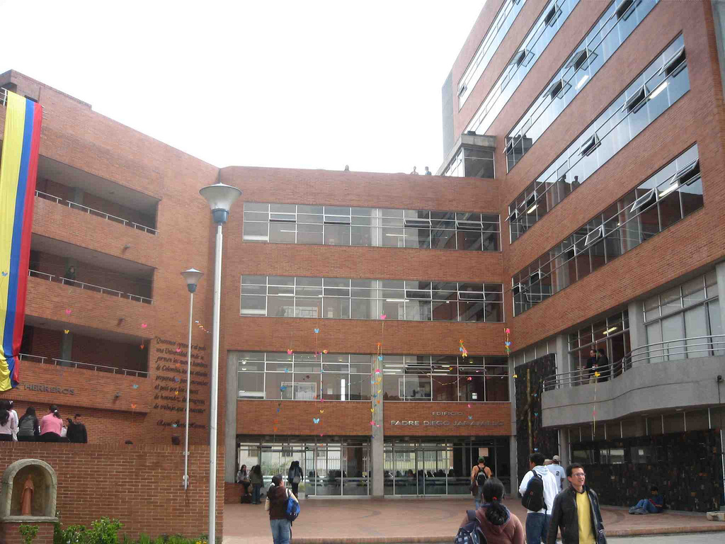 Els estudiants cursen en línia una assignatura de la UOC.<br />Foto: Flickr / genesys34 (CC)