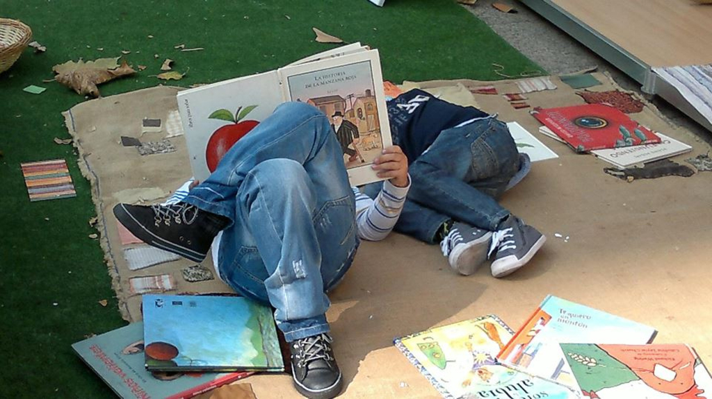 Los expertos recomiendan que los niños dediquen tiempo a actividades como la lectura