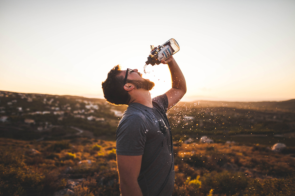 Foto: Unsplash / <a href="https://unsplash.com/search/drink-water?photo=nvj-PDU98WU" target="_blank">Aidan Meyer</a>