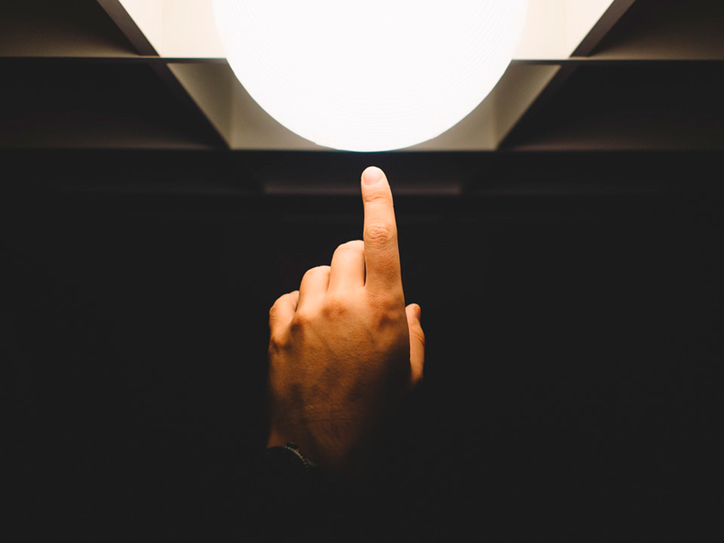 Foto: <a href="https://pixabay.com/en/finger-pointing-light-hand-lamp-922898/" target="_blank">StockSnap / Pixabay</a>