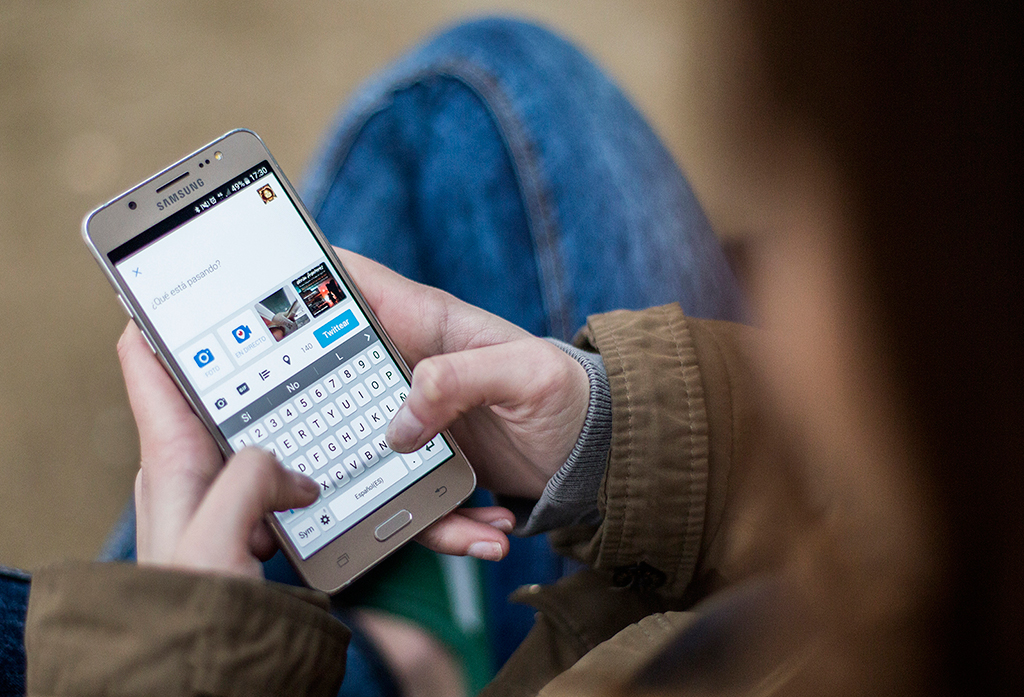Siete de cada diez adolescentes españoles se sienten  mal si no tienen conexión a internet.<br />Foto: Cèlia Atset
