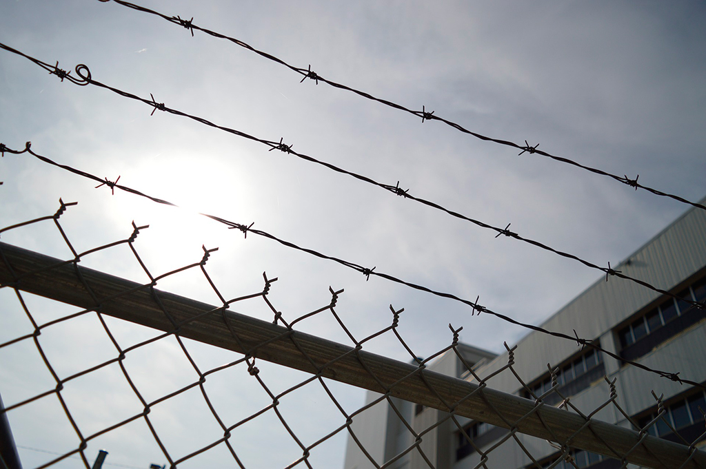 Foto: <a href="https://pixabay.com/en/barbed-wire-chain-link-fence-prison-960248/" target="_blank">Erika Witlieb // Pixabay (CC)</a>