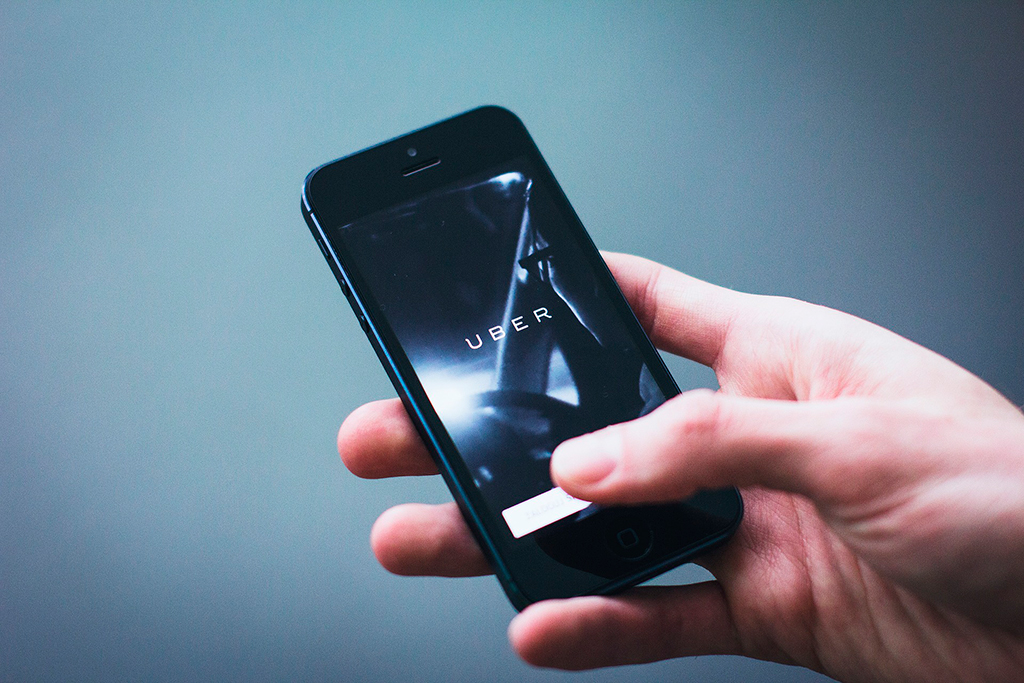 Foto: <a href="https://pixabay.com/en/app-apple-hand-holding-ios-iphone-2941689/" target="_blank">freestocks-photos // Pixabay (CC)</a>