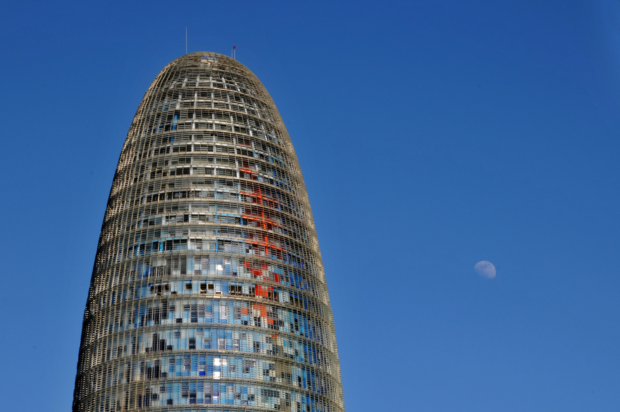 Foto: <a target="_blank" href="https://commons.wikimedia.org/wiki/File:Agbar_Torre_-_Agbar_Tower_%26_moon_(3409529158).jpg">Serge Melki / Wikimedia Commons</a>