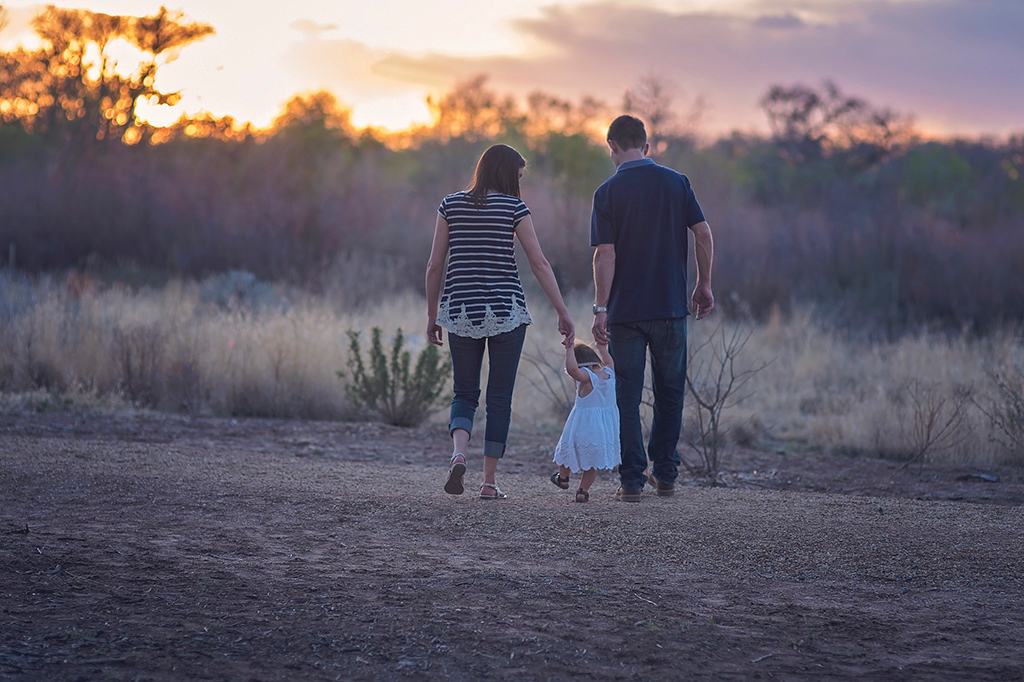 Foto: <a href="https://pixabay.com/en/family-journey-mother-father-baby-2485714/" target="_blank">Pixabay/TheVirtualDenise</a>