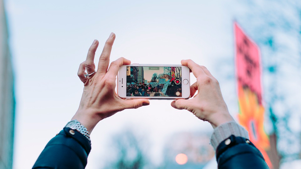 Foto: <a href="https://pixabay.com/en/people-hands-photo-picture-camera-2591814/" target="_blank">StockSnap / Pixabay</a>