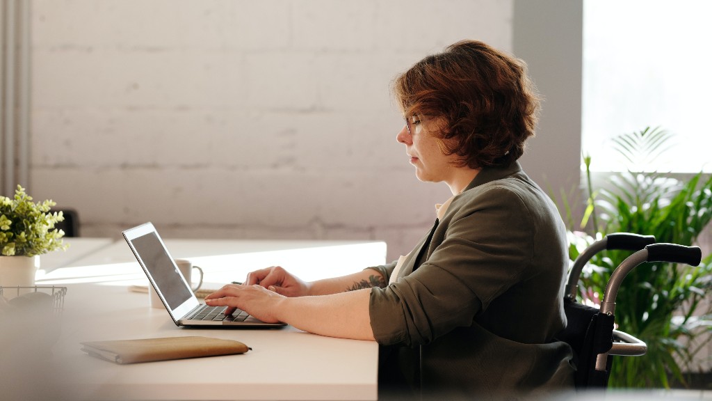 L'informe posa de manifest les supracapacitats desenvolupades per persones amb diversitat funcional i les enllaça amb la demanda laboral (Foto de Marcus Aurelius/Pexels)