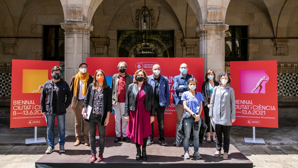 L'alcaldessa de Barcelona, Ada Colau, amb els comissaris i comissàries de la Biennal Ciutat i Ciència 2021.