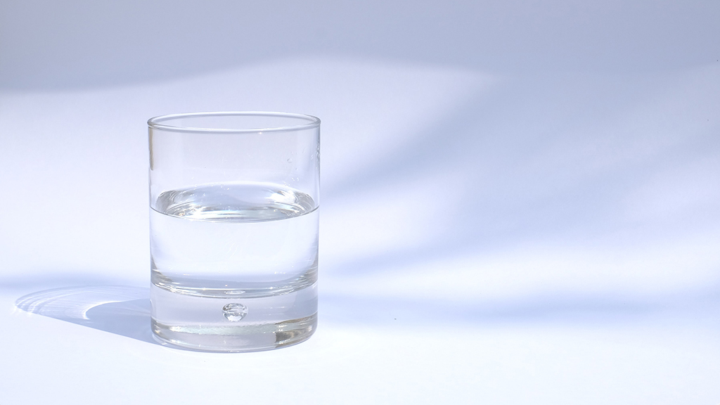 Es muy importante proporcionar a los niños una hidratación adecuada antes, durante y después de la práctica deportiva. (Foto: manu schwendener / Unsplash)