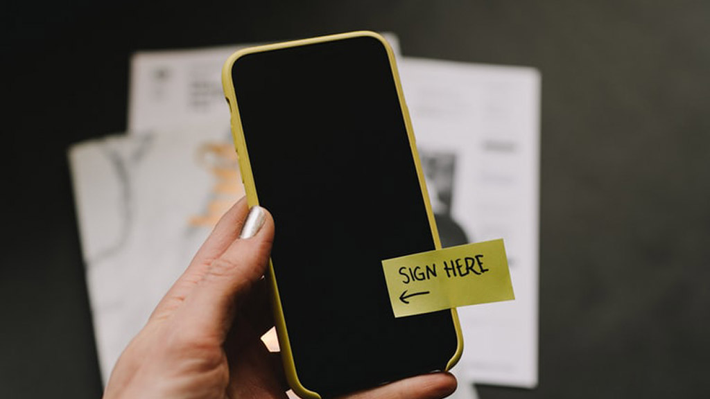 Cinc consells bàsics abans de donar el "sí, vull" a la política de privacitat. (Foto: Kelly Sikkema / Unsplash.com)