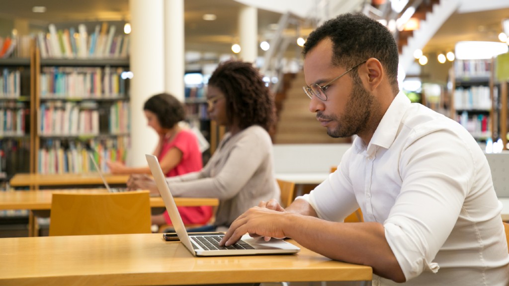 No quiere decir que la función acreditativa de la evaluación, como la conocemos hoy, tenga que desaparecer, pero sí debe dejar de ser la más determinante. (Foto: freepik - pch.vector)