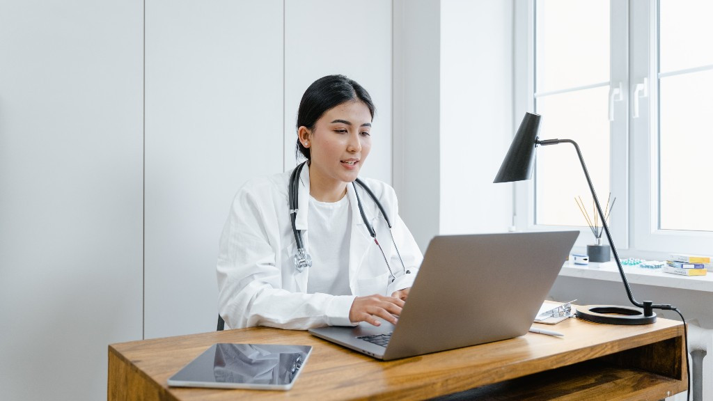 The use of digital clinical consultations (eConsulta) in Catalonia has been gradually extended to the whole of the primary care network, and the tool has been used by over 92% of healthcare teams (photo: Tima Miroshnichenko, Pexels)
