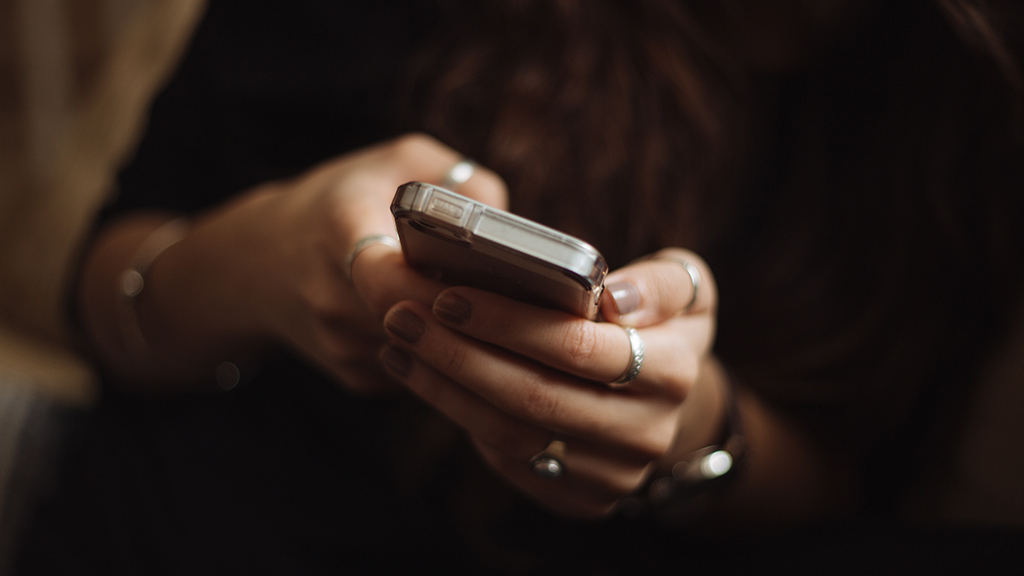 Higher smartphone addiction entails a greater likelihood of coinciding with a cybercriminal in space and time  (Photo: Priscilla Du Preez / unsplash.com)