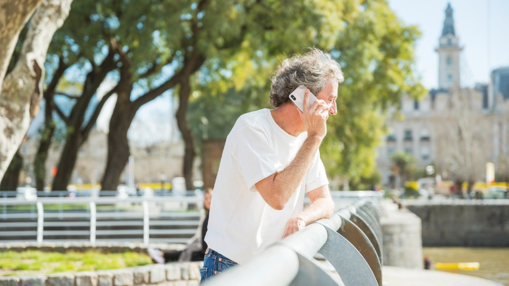 Trucades, missatgeria i xarxes socials, principals motius de l'ús del mòbil inte·ligent (Foto: Freepik / https://www.freepik.es/fotos/arbol)
