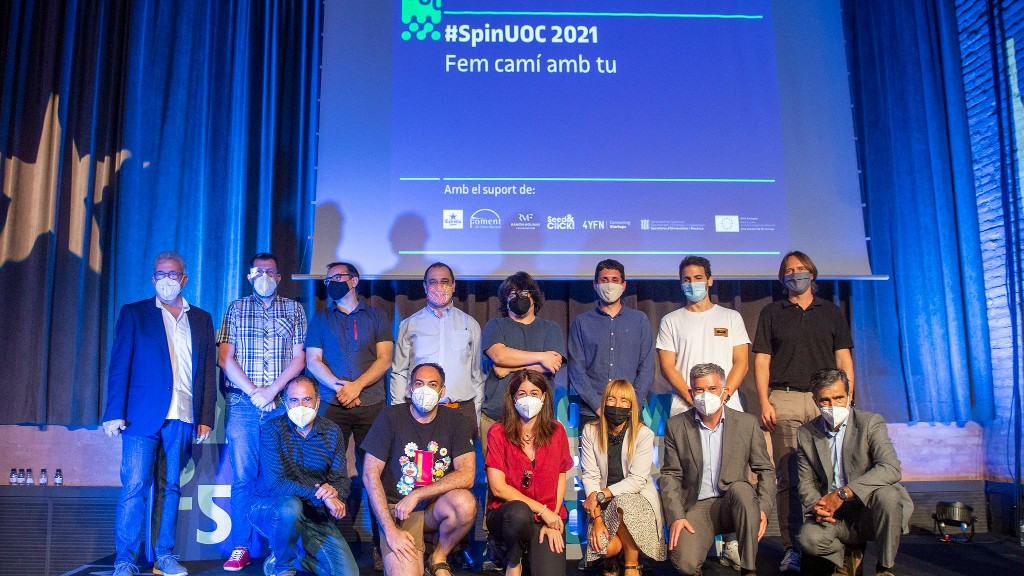 Els vuit finalistes de la passada edició, l'SpinUOC 2021, a la seva gran final amb el jurat (foto: UOC)