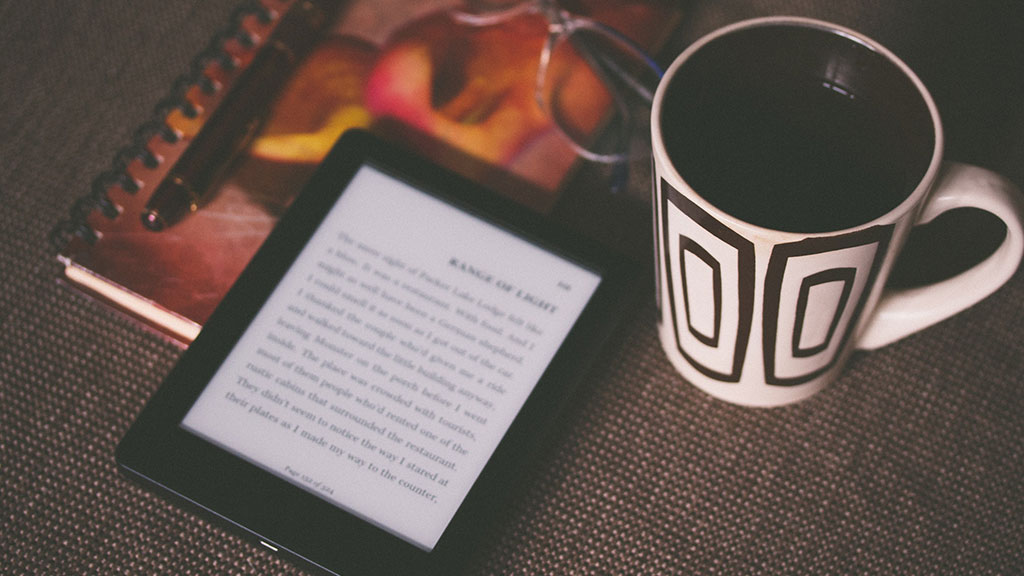 La pandèmia accelera la venda de llibres en format digital de manera exponencial. (Foto: Aliis Sinisalu / Unsplash)