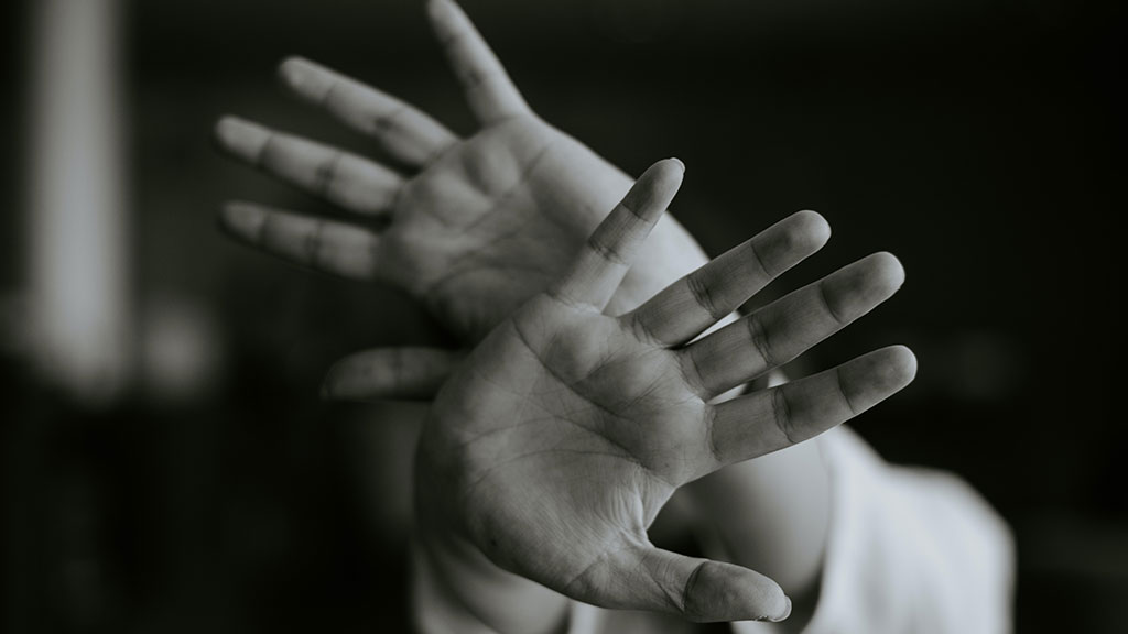 UOC reseachers participate in a study study on gender-based violence in young people in Catalonia (photo: M.T ElGassier / unsplash.com)