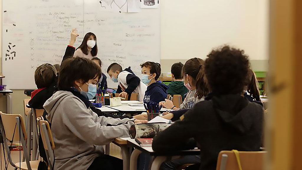 ¿Cómo haremos espacio en clase a las nuevas herramientas que vendrán? (Alumnos de la Escuela Dovella de Barcelona / Documental "Reiniciar les aules" / Foto: TV3)