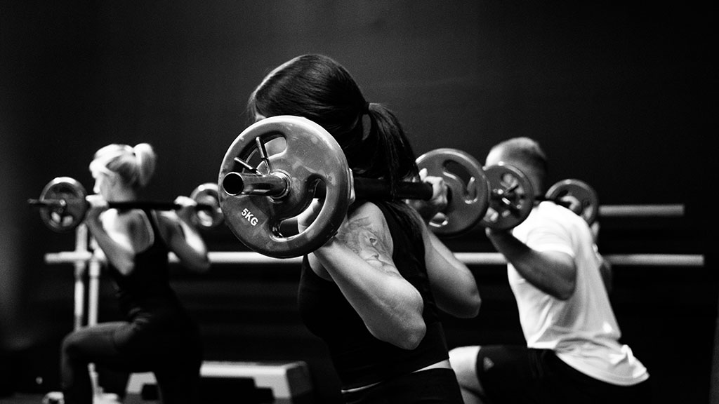 El trabajo muscular ayuda a prevenir lesiones, enfermedades cardiovasculares y la sarcopenia. (Foto: Sven Mieke/Unsplash)